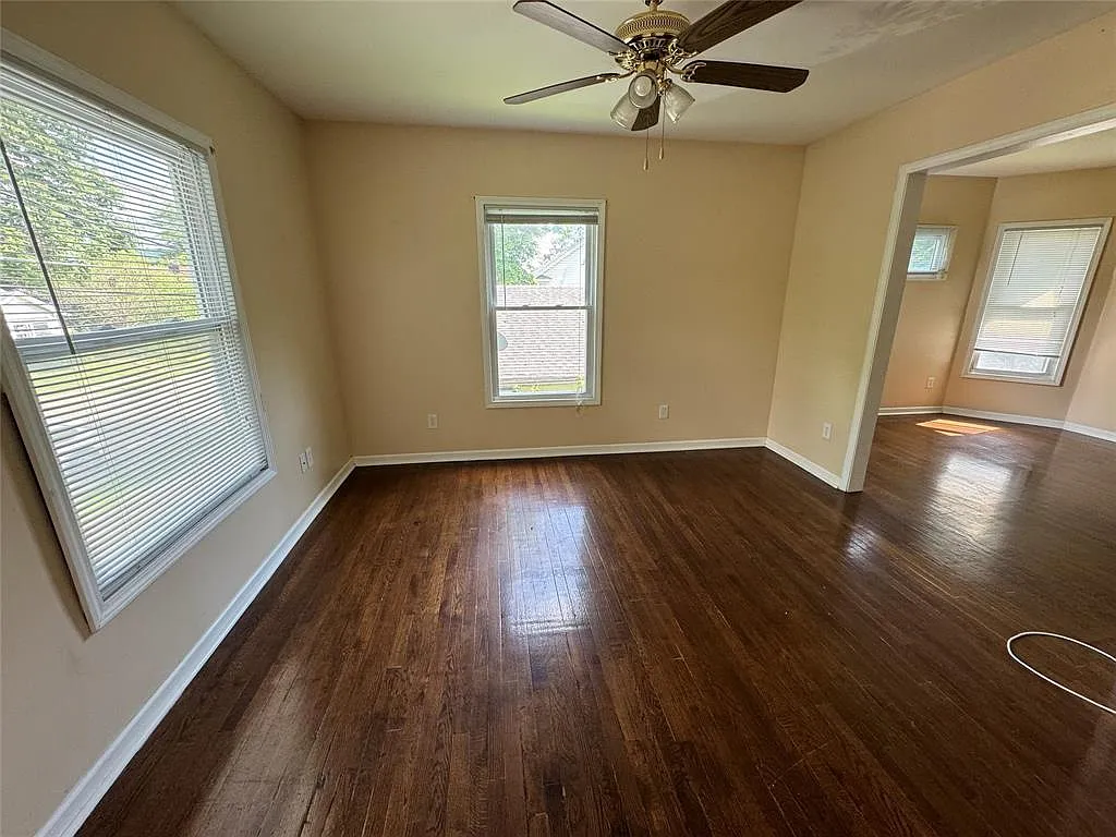 2 bed, 990 sqft, $1,050 — Photo 3