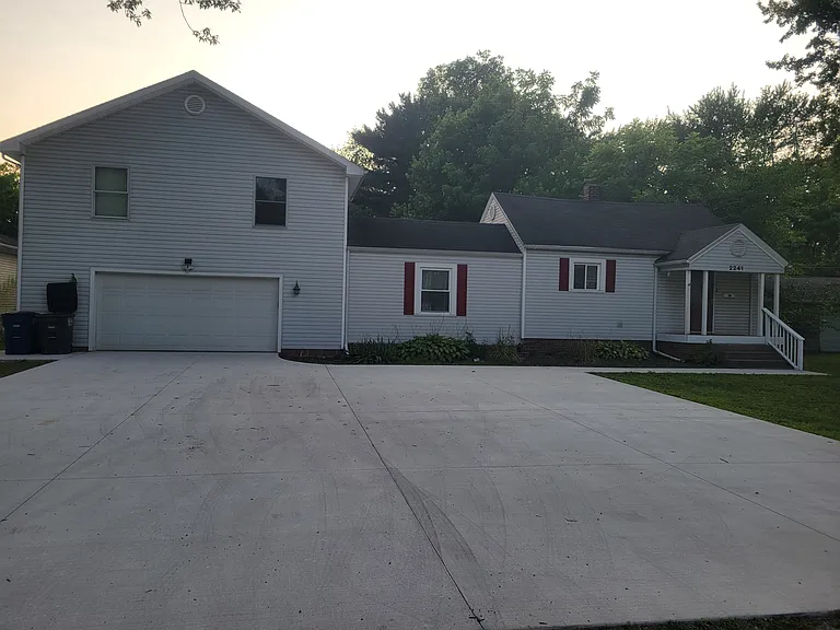 2241 Vaness Dr — Photo 2