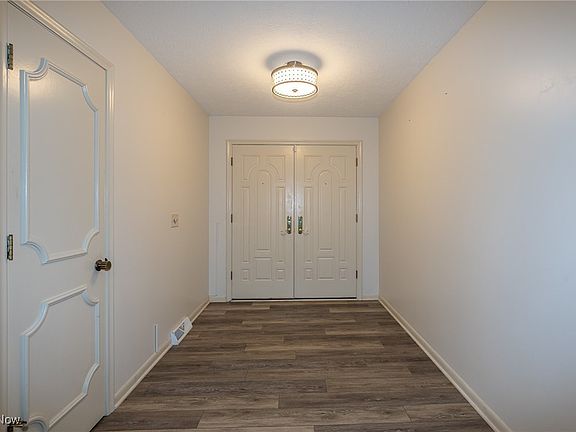 3rd image of 905 Red Hill Dr