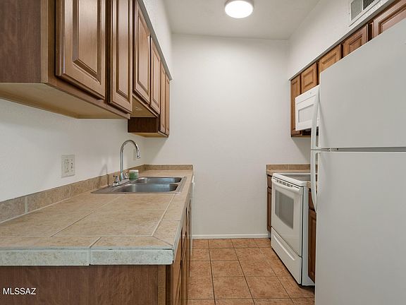3rd image of 1810 E Blacklidge Dr #Drive726