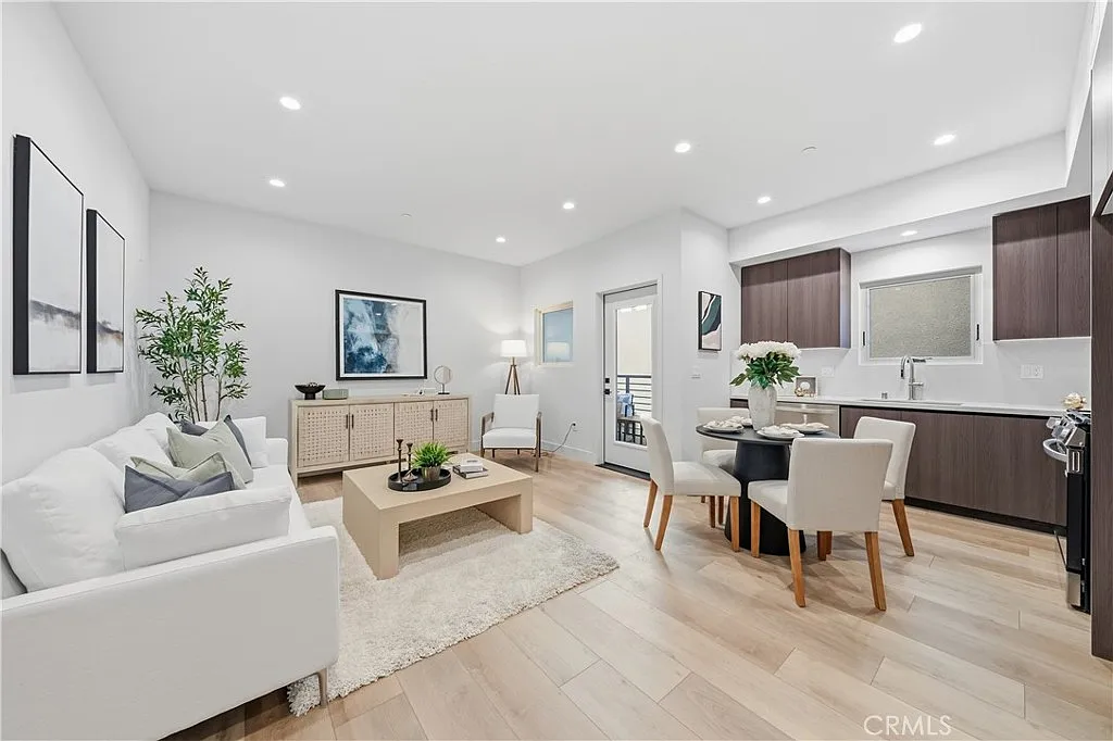 Building Photo - 150 S Oak Knoll Ave #103