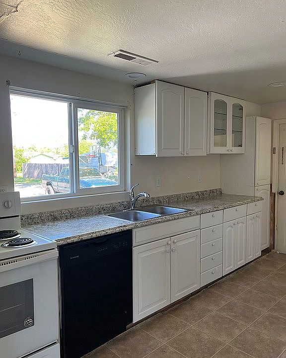 2nd image of 2738 Redwood Ave