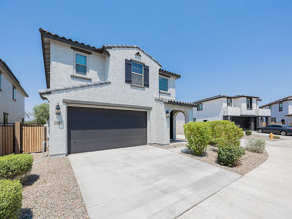 7412 W Gardenia Ave
