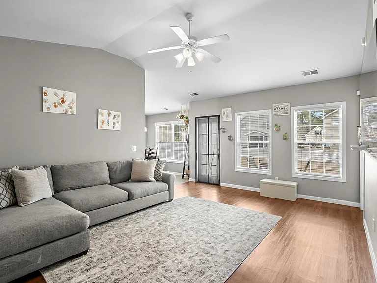 325 Vesta Dr — Photo 6