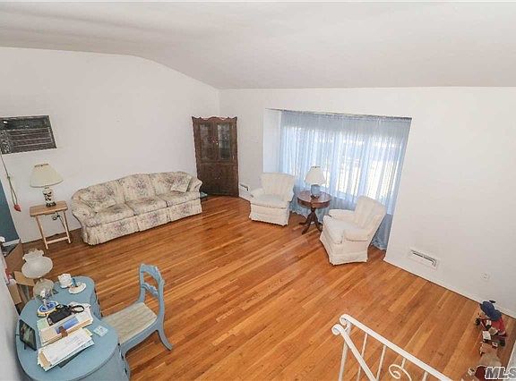 4th image of 307 W 19th St