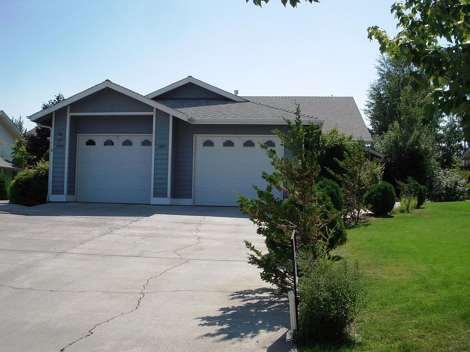 Two doors away from Pilot Butte State Park