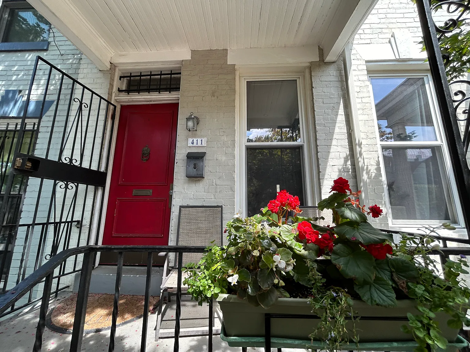 4 bed, 2.5 bath, 2000 sqft, $5,000 — Photo 2