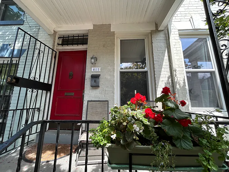 411 11th St NE — Photo 2
