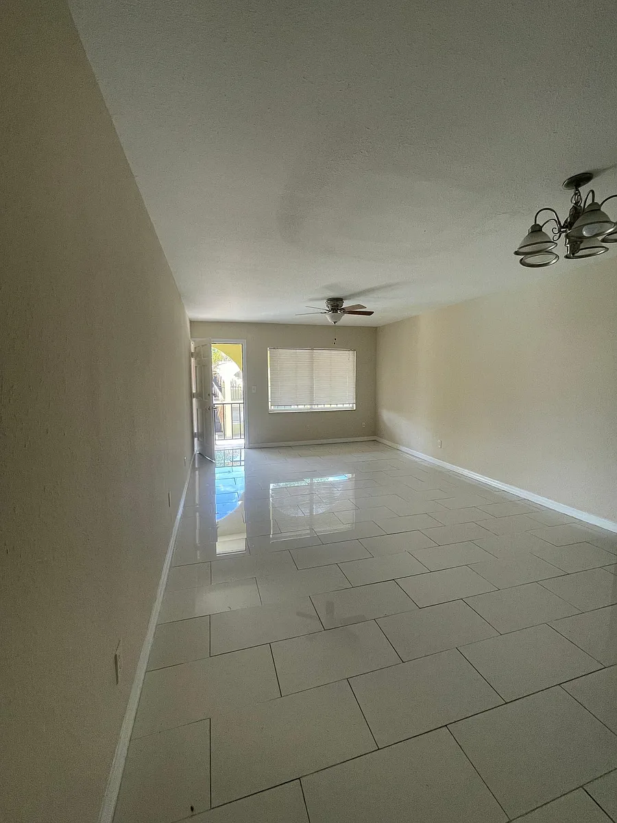 Photo 2 of 8 - 3206 W Azeele St #215 - Tampa, FL Building Photo - 3206 W Azeele St #215