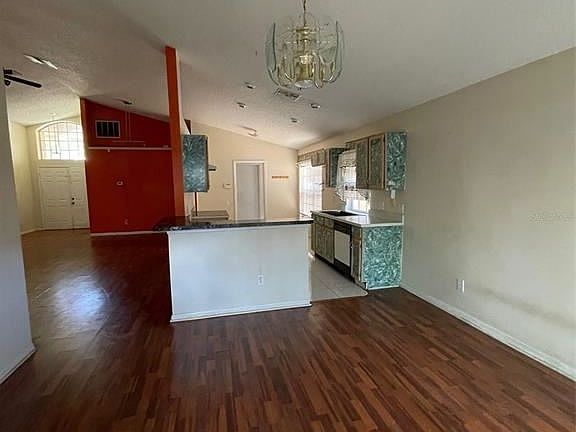 4th image of 263 Oak Park Pl