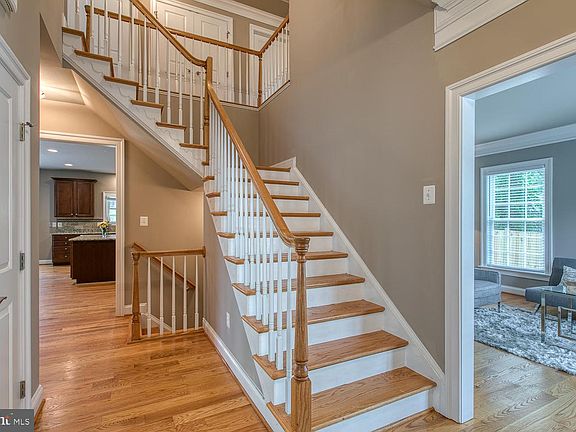 2nd image of 3519 Lake St