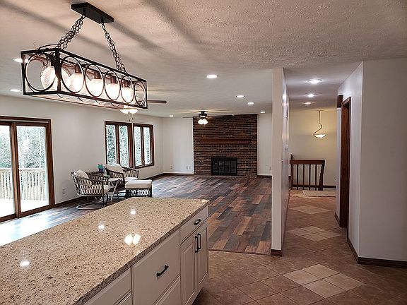 4th image of 20 Greenwood Cir