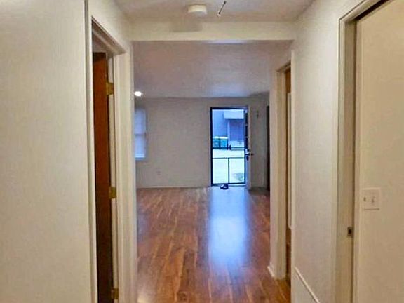 4th image of 211 E Michigan Ave