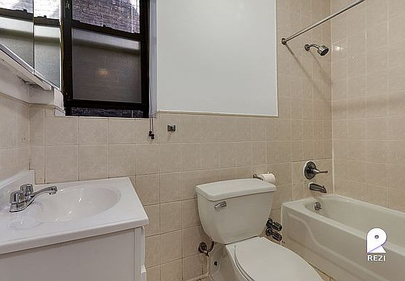 5th image of 318 W 49th St APT 4RW