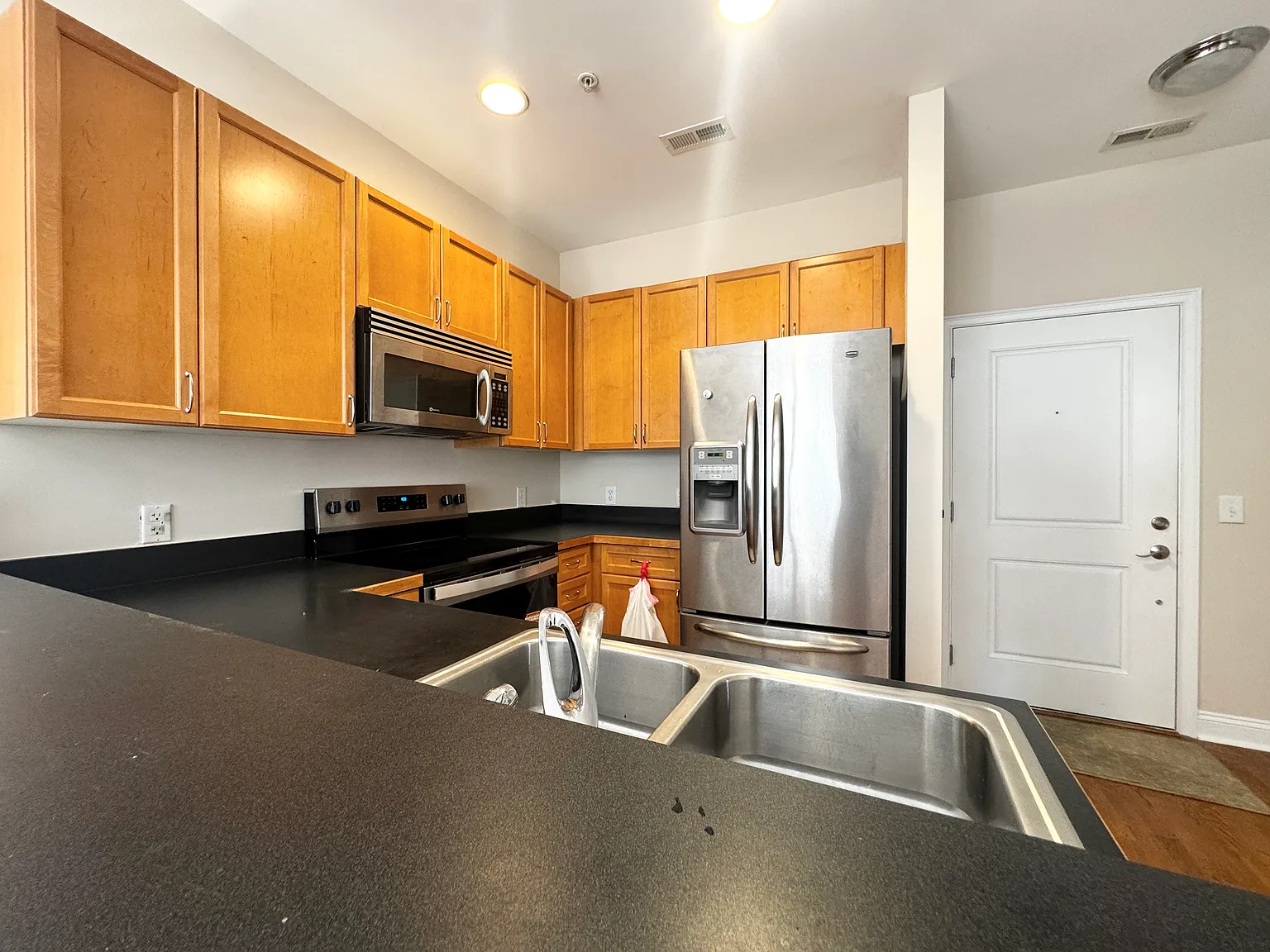 2 bed, 1000 sqft, $1,995 — Photo 4