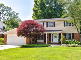 419 W Sheridan Pl, Lake Bluff, IL 60044