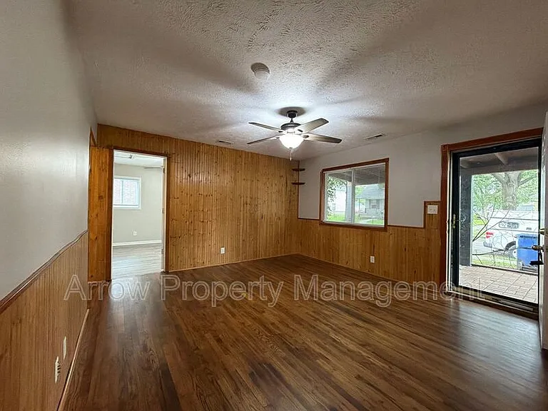 2122 N 32nd St — Photo 3
