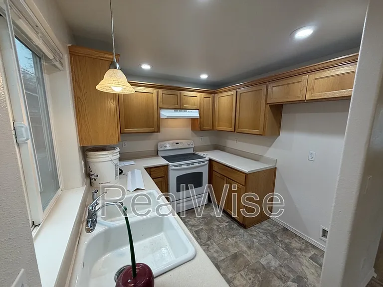 241 NE School St — Photo 8