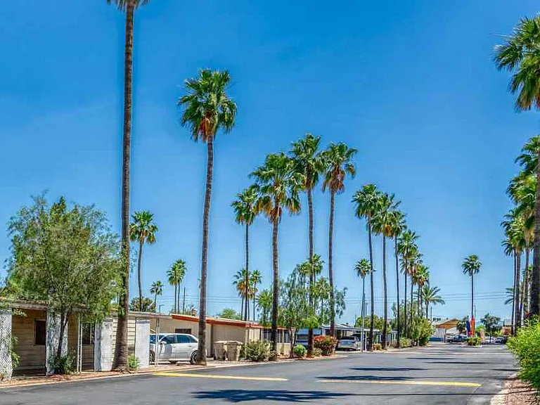 Glendale West — Photo 10