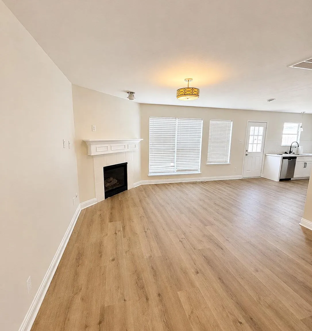 3 bed, 2.5 bath, 1688 sqft, $2,000 — Photo 4