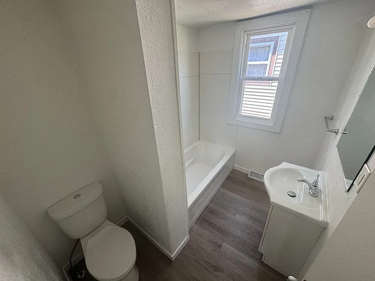 557 Valleywood Dr — Photo 8