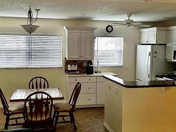 3rd image of 21 Pine Arbor Ln