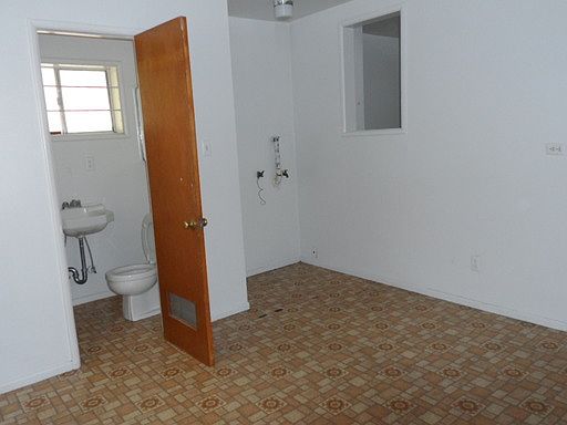 5th image of 930 W Buena Vista St