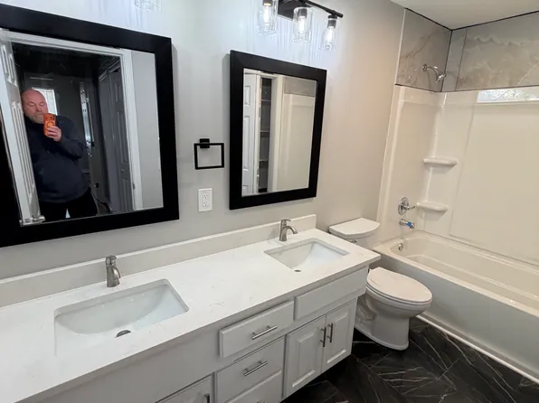 1020 S Pitt St, Olathe, KS 66061