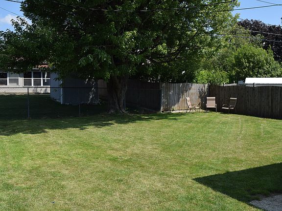 4th image of 108 E Toulon Dr