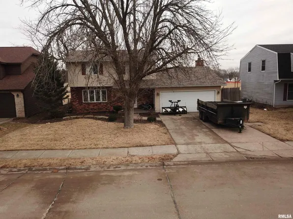 513 S 7th St, Eldridge, IA 52748