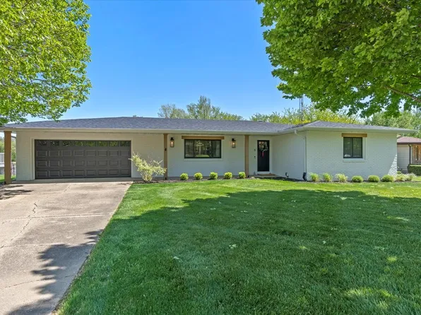 8 Birch Lake Dr, Sherman, IL 62684