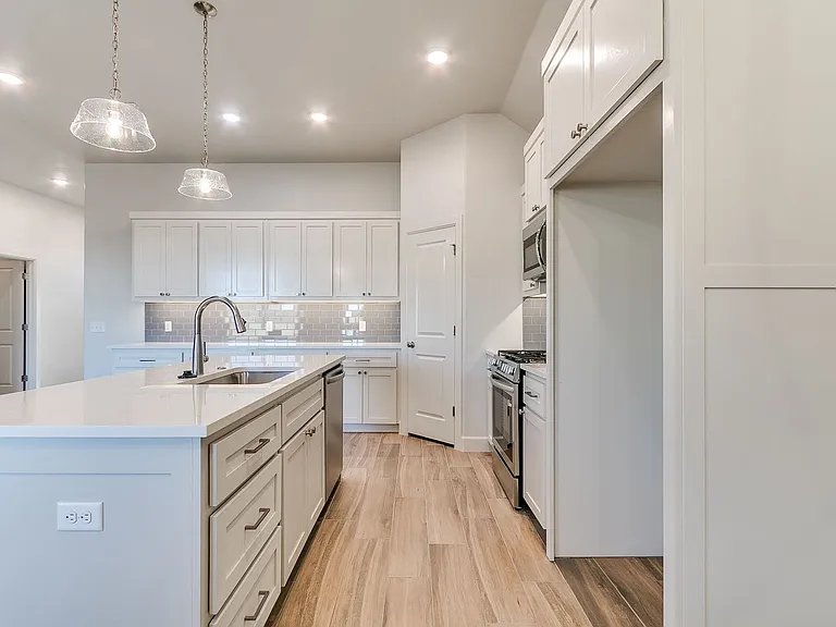 16025 Zamora Ln — Photo 30