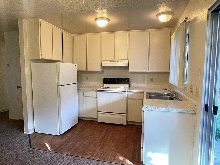 Sharis Apartments — Photo 87
