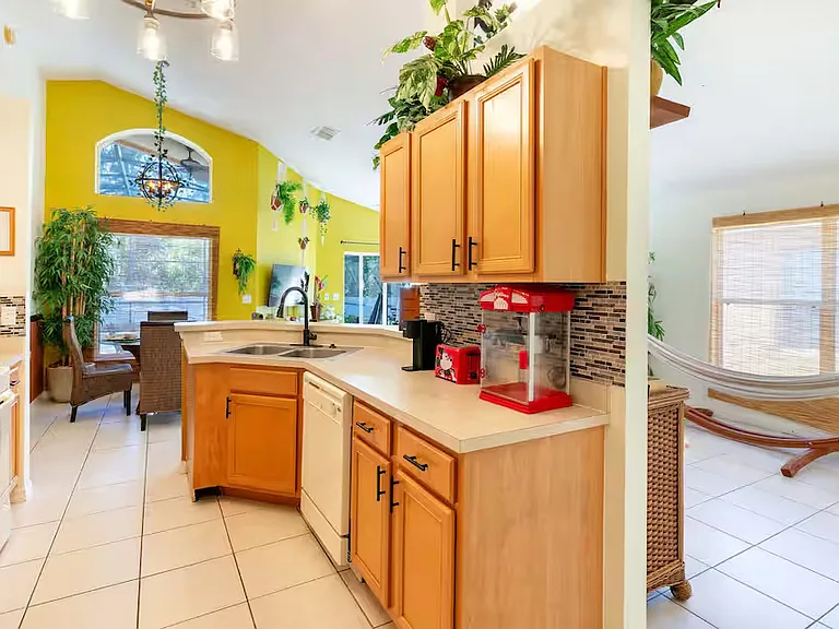 1095 Seasons Blvd — Photo 10