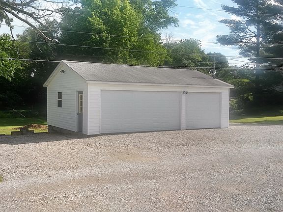 2 1/2 car garage w/200 amp s