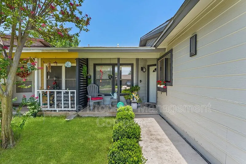 2 bed, 1.0 bath, 858 sqft, $1,450 — Photo 3
