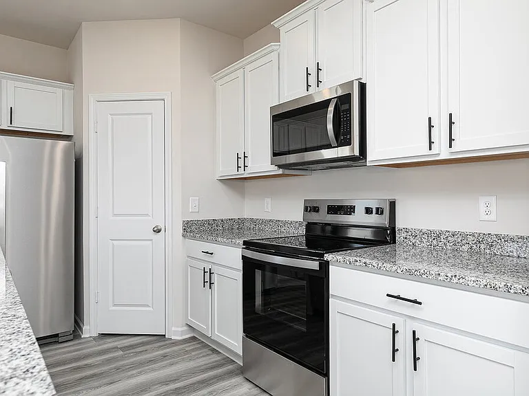 658 Mackenzie Cv — Photo 6