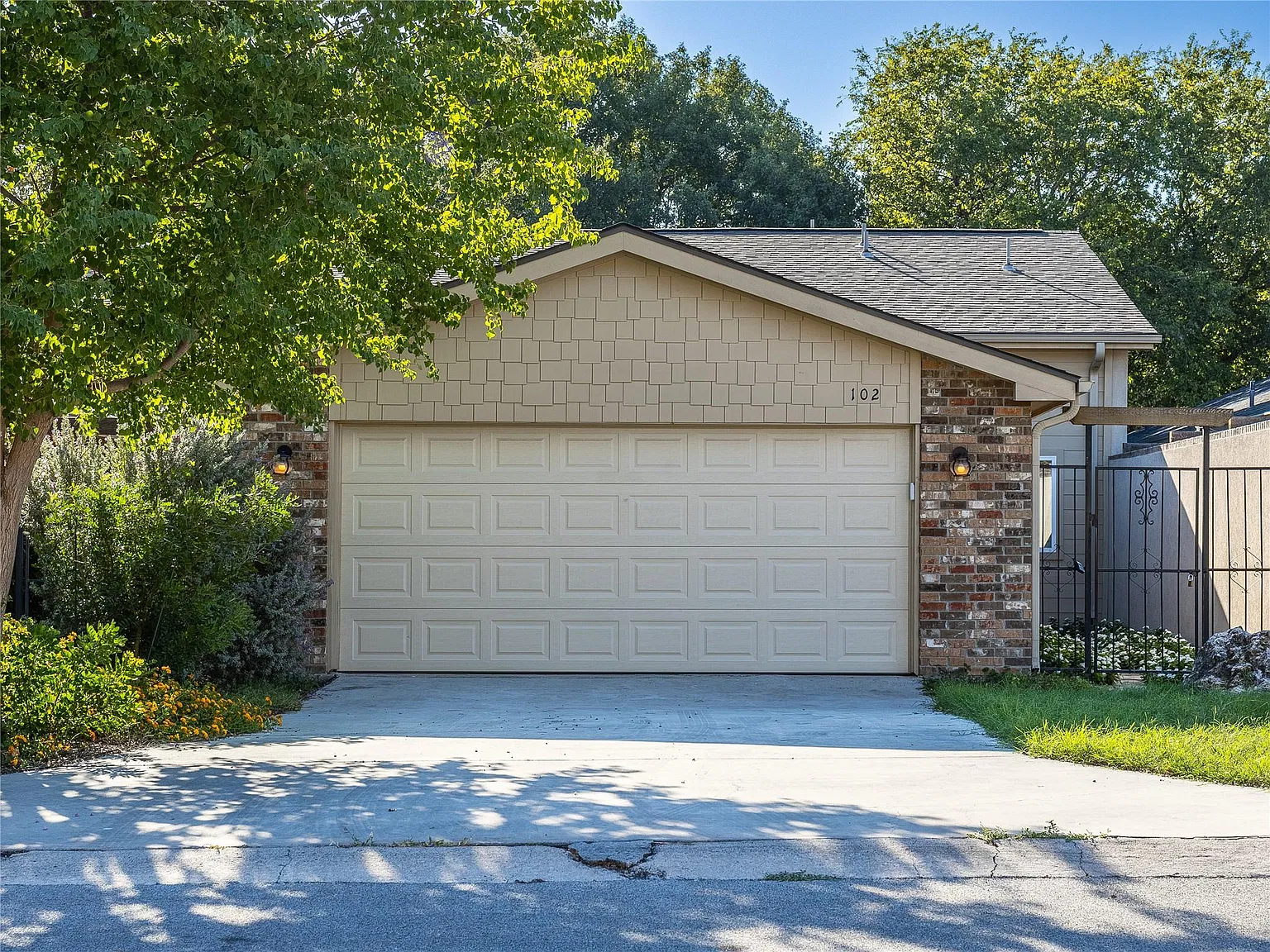 2 bed, 2.5 bath, 1392 sqft, $2,400 — Photo 1