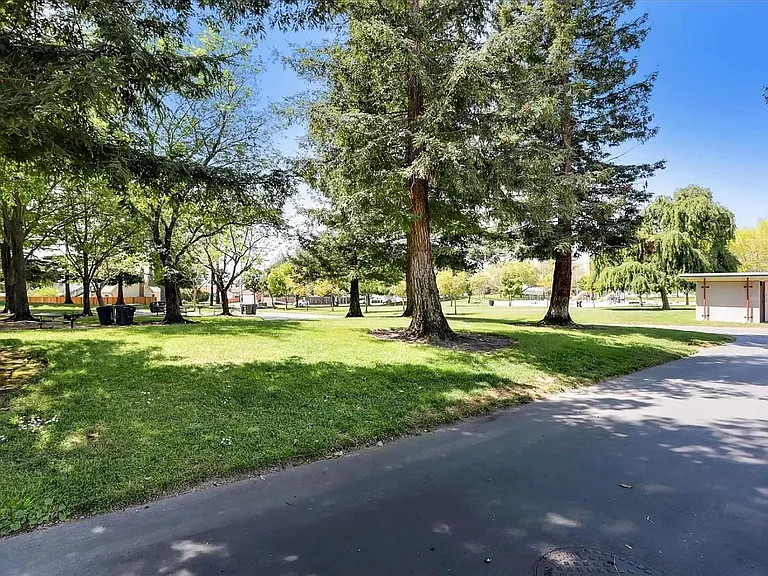 1655 Crater Lake Ave — Photo 33