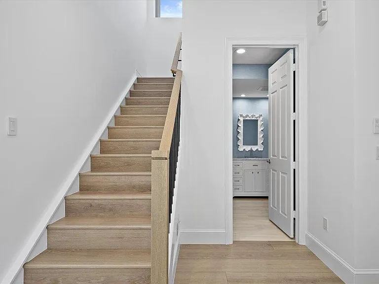 877 Taft Ct — Photo 17