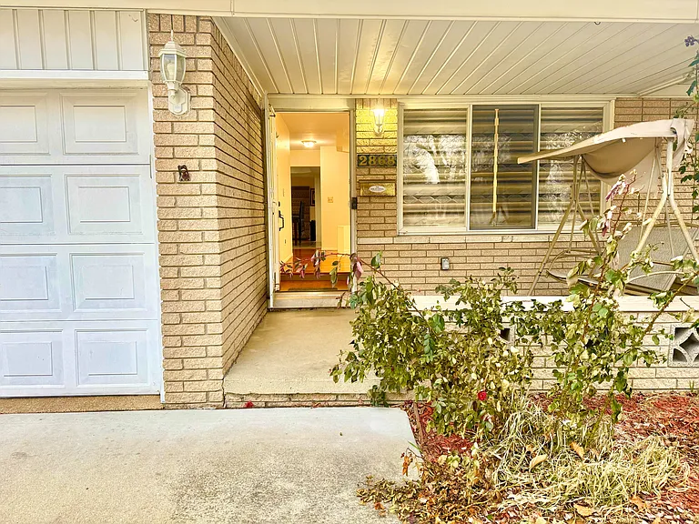 2868 Groves Dr — Photo 4