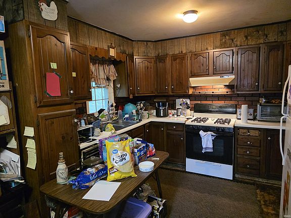 4th image of 835 Zahn St