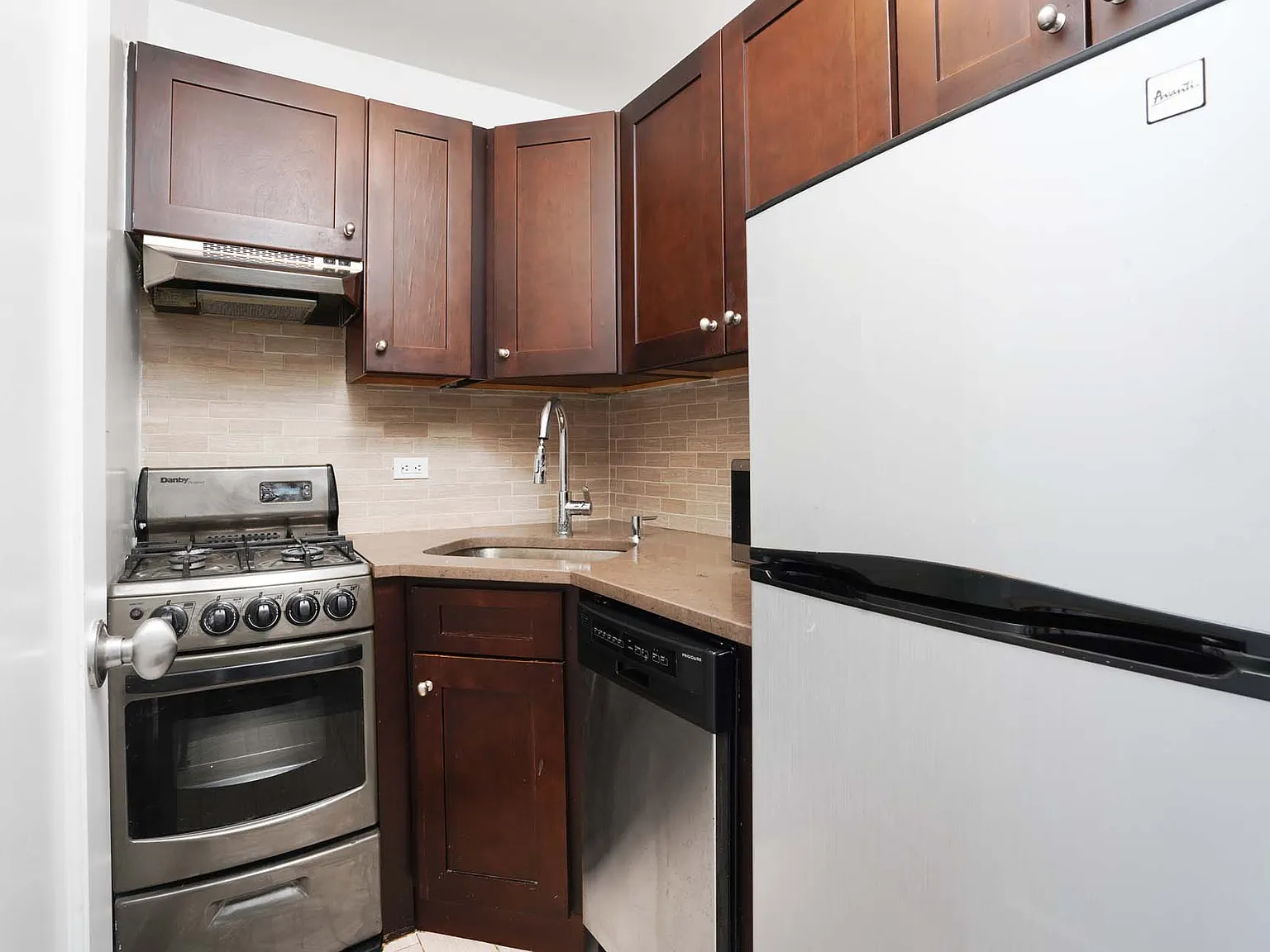 150 East 37th Street — Photo 2