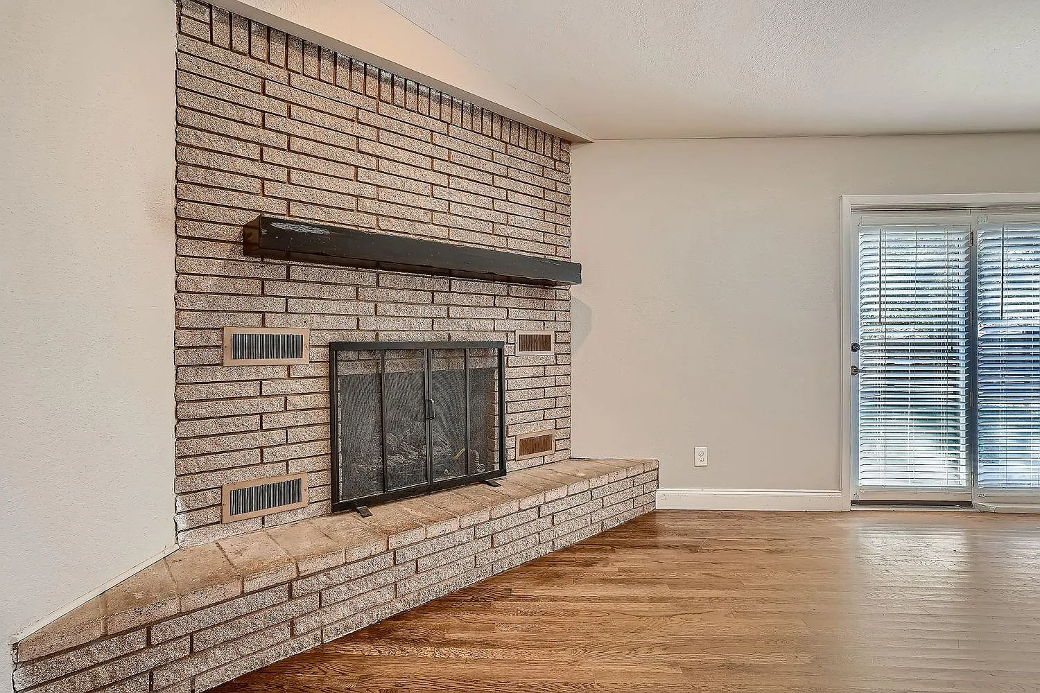 3 bed, 2.0 bath, 1379 sqft, $2,250 — Photo 3