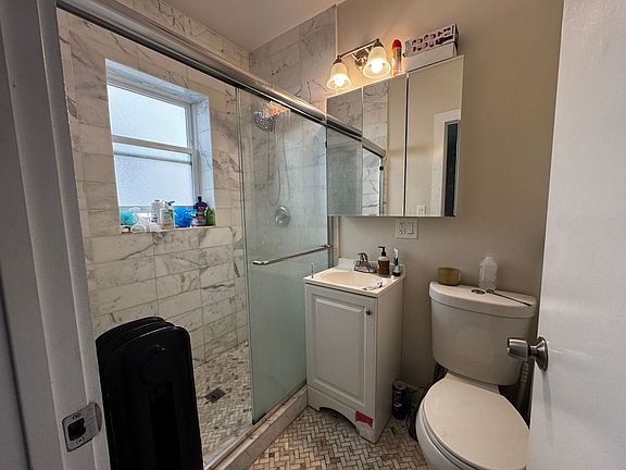 5th image of 1383 W Greenleaf Ave #2N