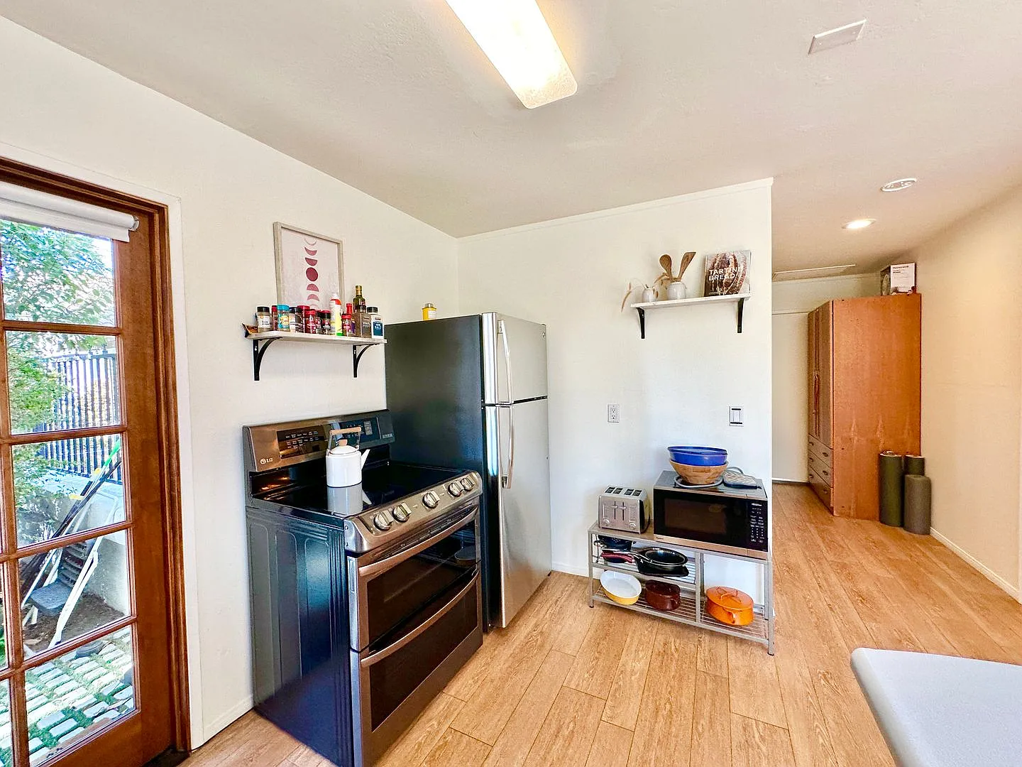 The Perfect Guest House Unit, Located on Stunning Property, Private Everything, minutes to Downto... — Photo 4