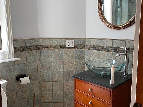 3rd image of 917 S Oakley Blvd #2