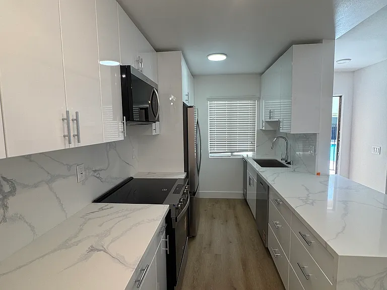 2400 Beverley Ave #2 — Photo 2