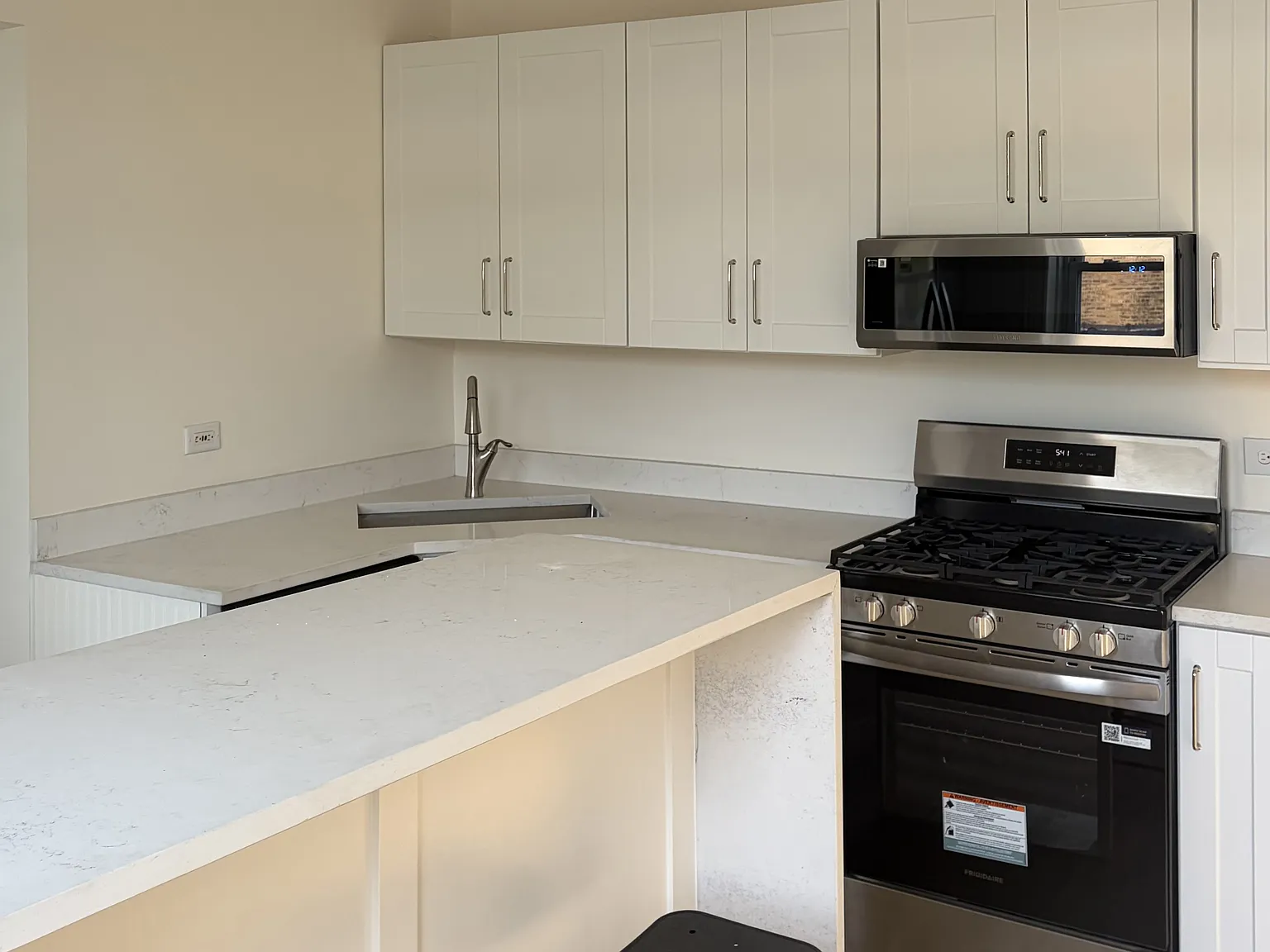 3 bed, 1300 sqft, $2,300 — Photo 4