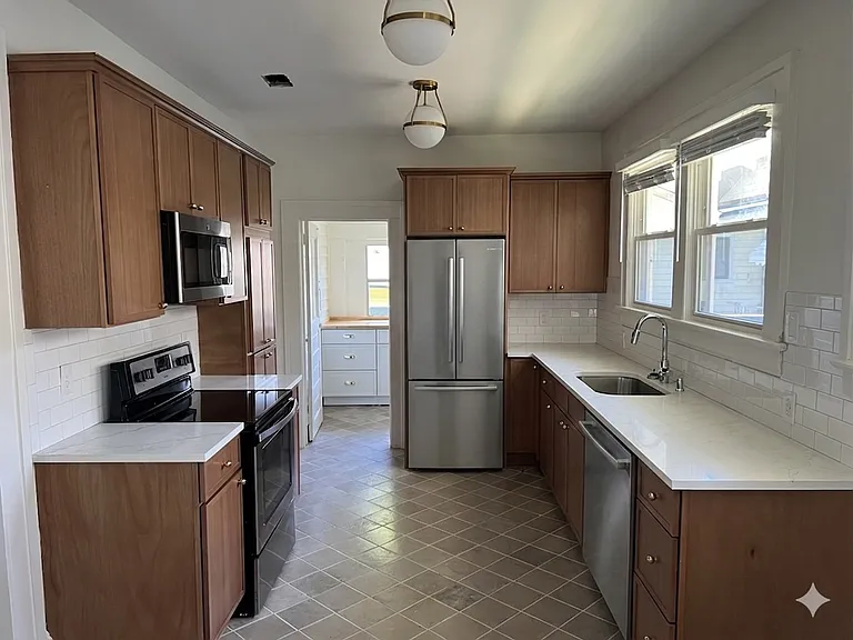242 W 10th St — Photo 11